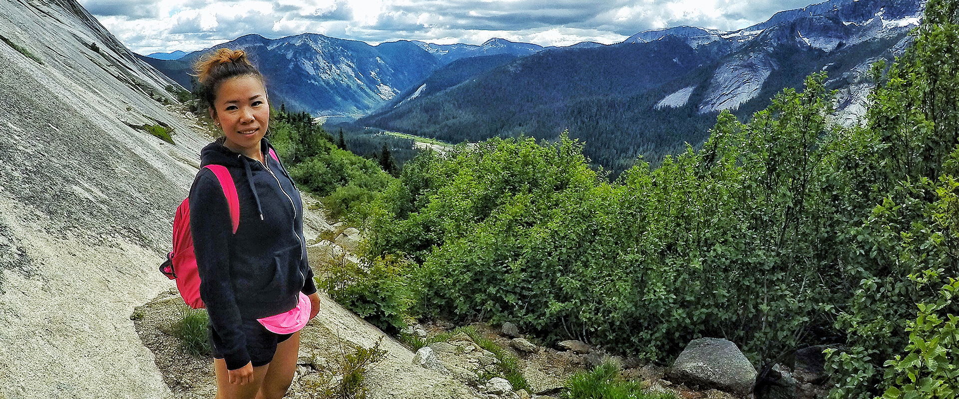 Tilly Tseng debout sur une montagne.