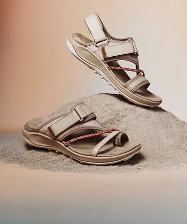 Une paire de sandales sur un tas de sable.
