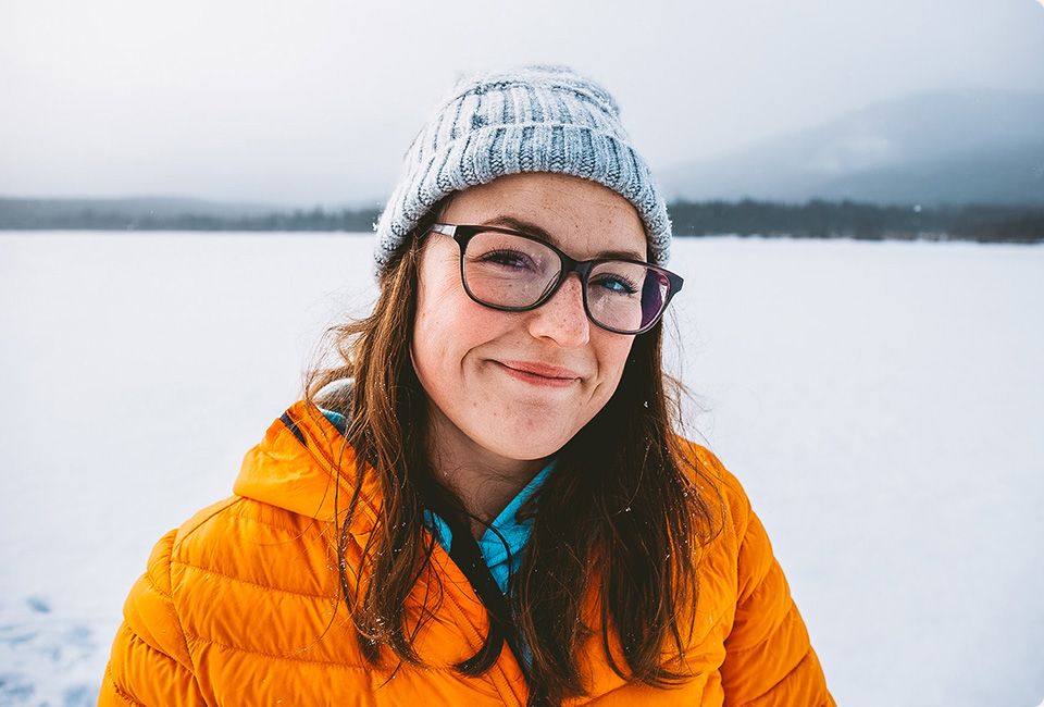 Janine Dersch portant des lunettes et un chapeau dans la neige.