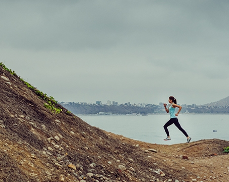 3 people running