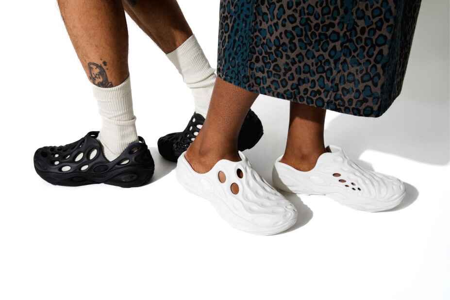 une paire de pieds en chaussures blanches et noires
