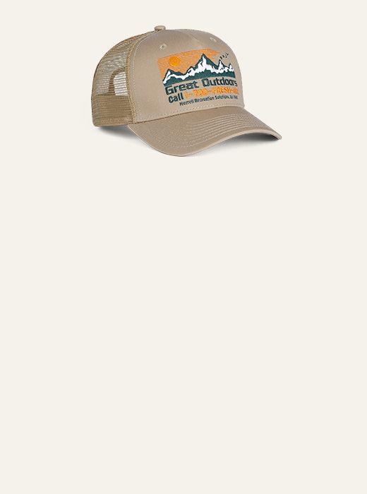Un chapeau marron avec un logo dessus.