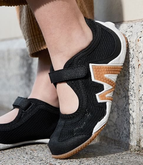 Pieds sur marches en marbre.