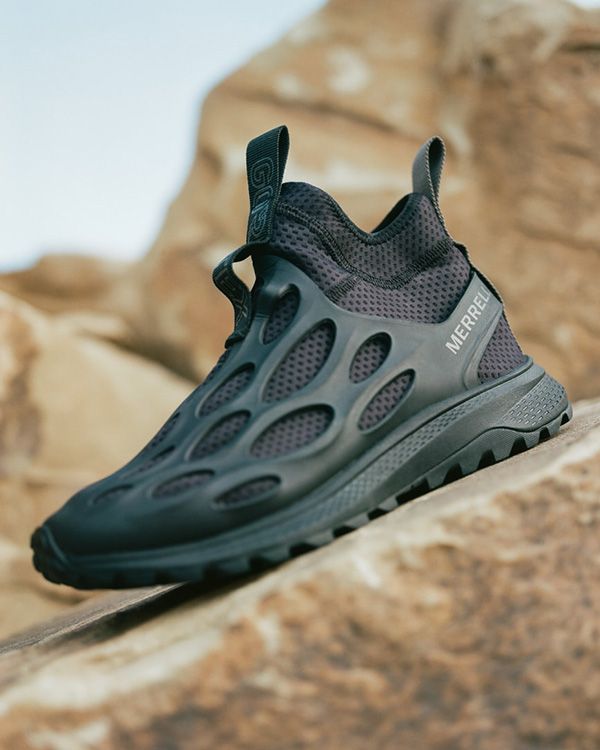 Une chaussure Merrell noire sur un rocher.