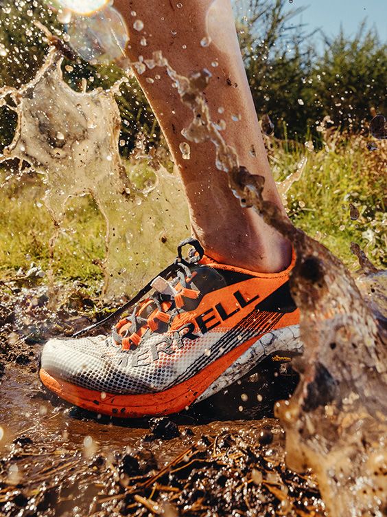 A person's leg in MTL Longsky 2 shoe splashing water.