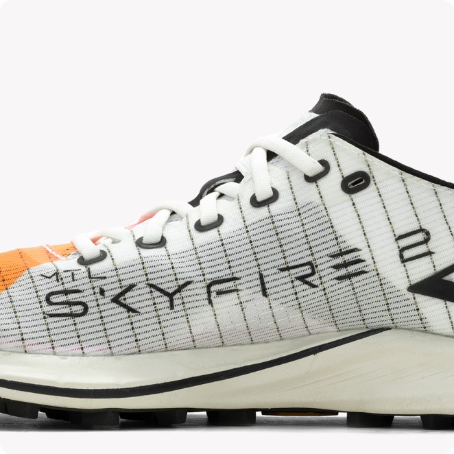 Gros plan sur une chaussure Merrell.