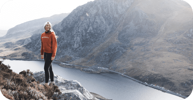 Trekking - Mujer De Senderismo En Las Montañas Sobre Un Consumidor