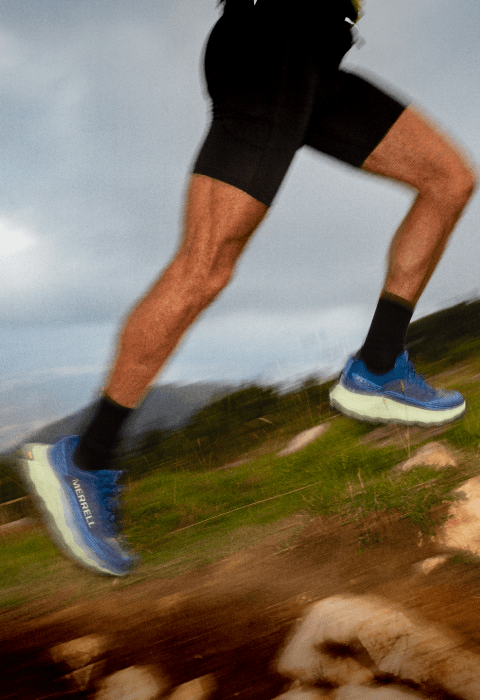 Corriendo por un sendero empinado.