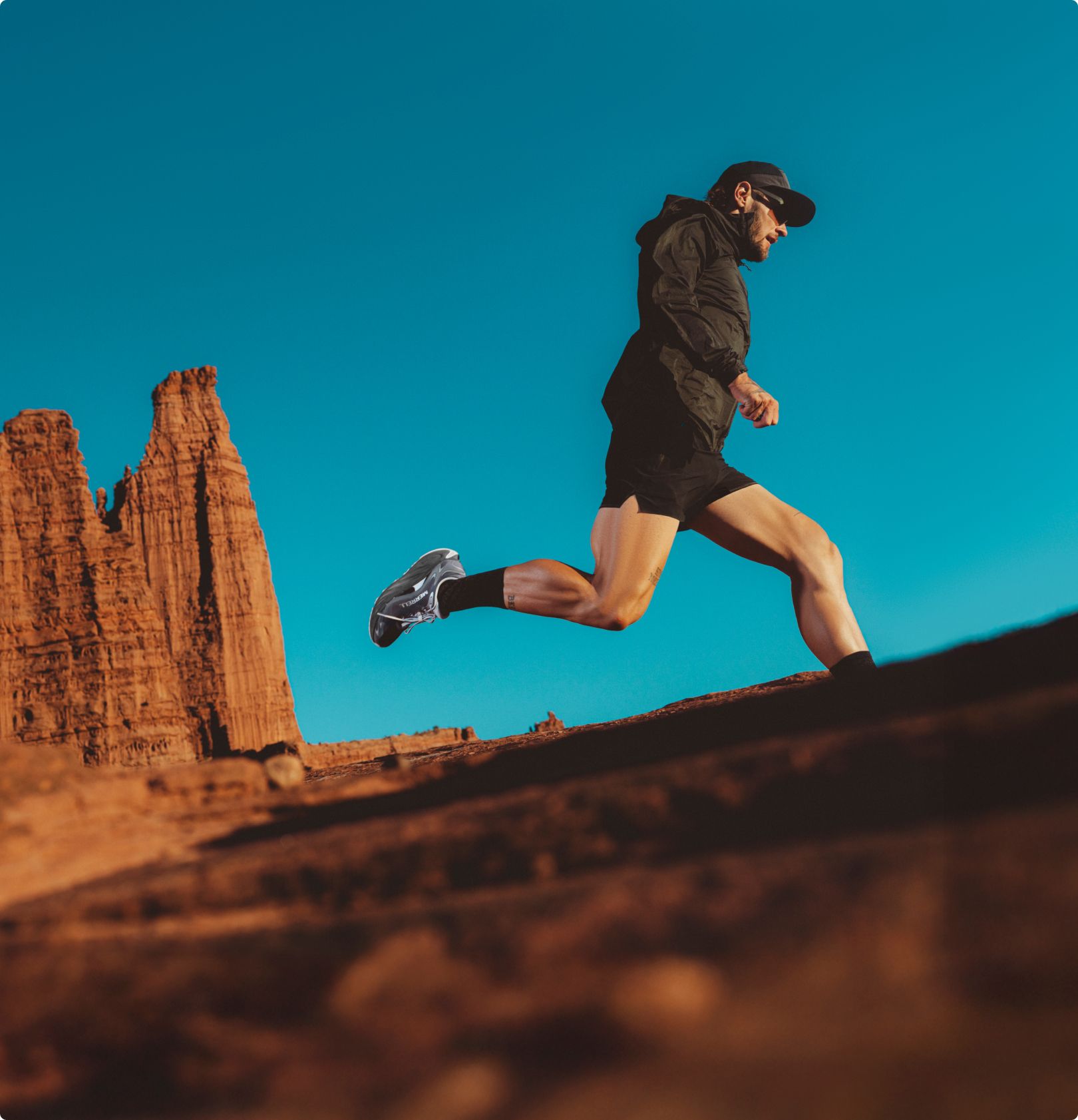Corriendo sobre rocas rojas.