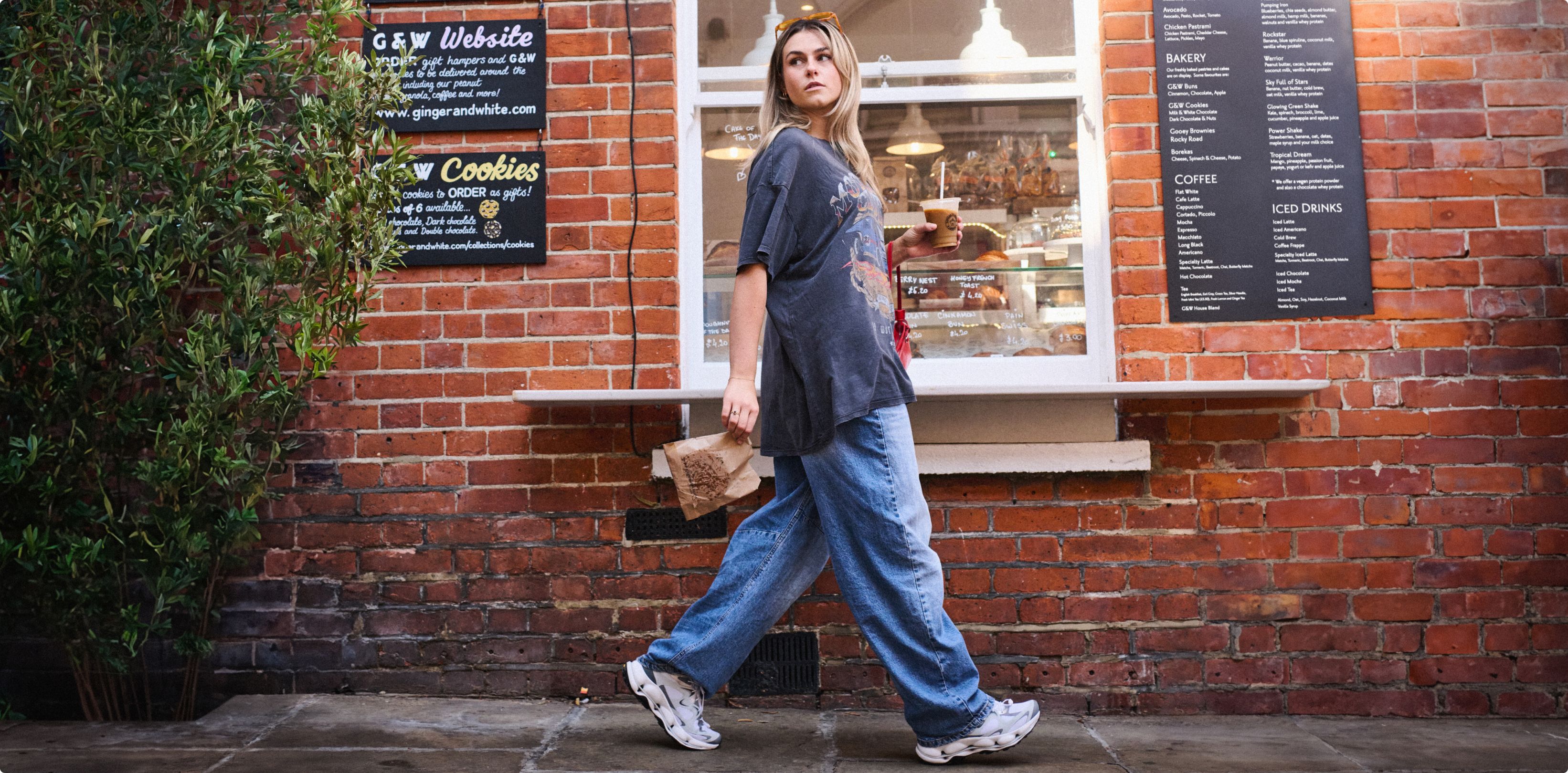 Hombre haciendo senderismo con zapatillas Merrell