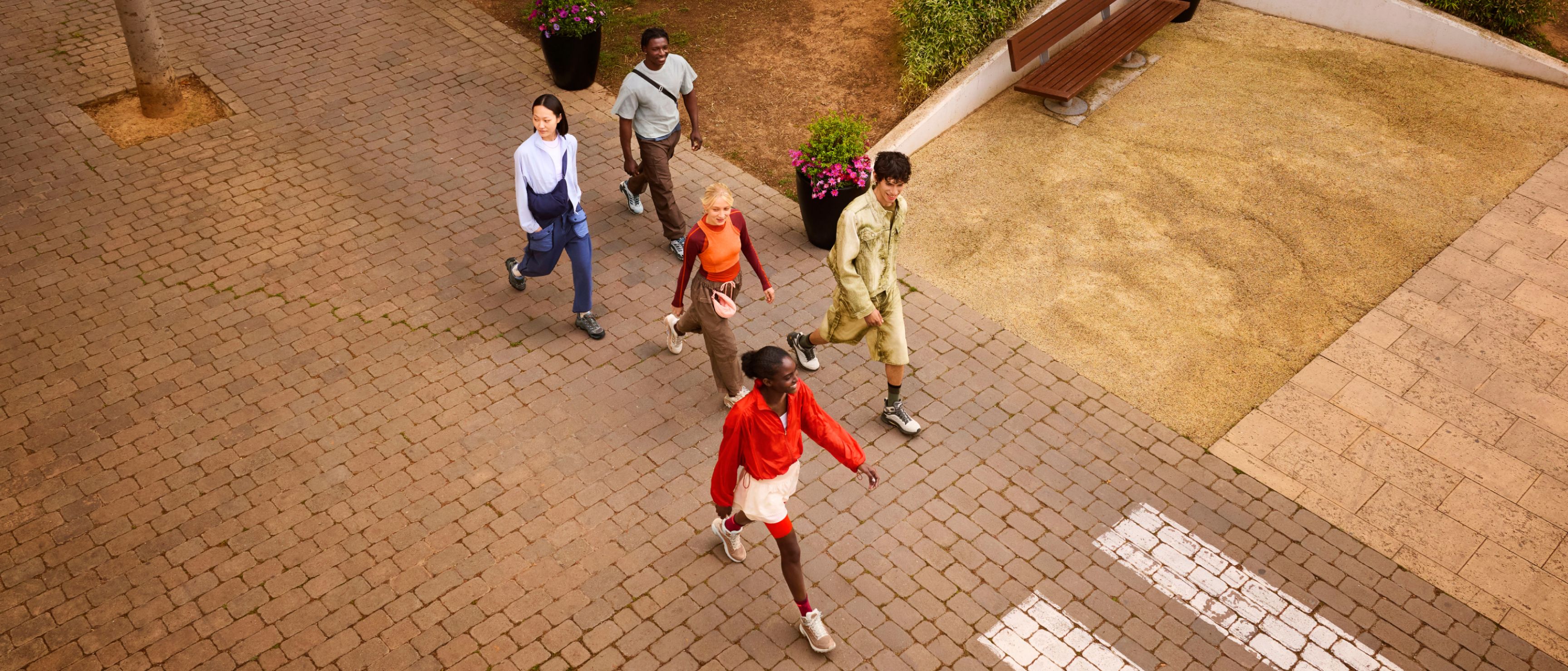 Gros plan d'une chaussure MTL fonctionnant sur un rocher.