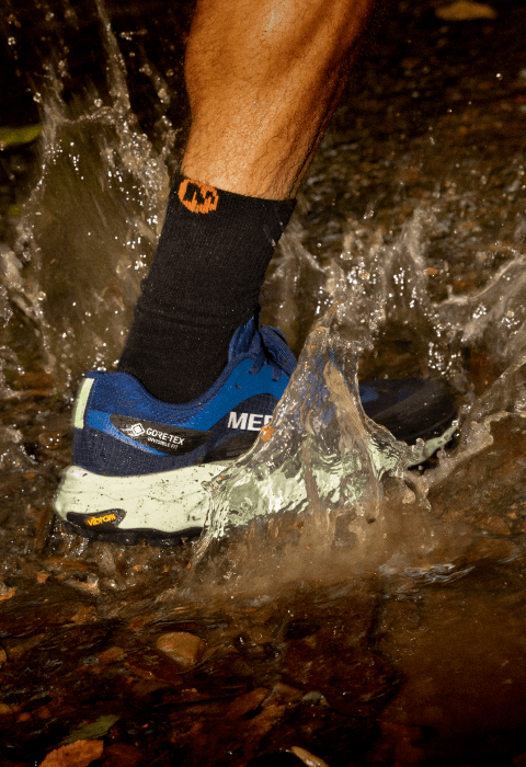 Courir à travers les flaques d'eau.