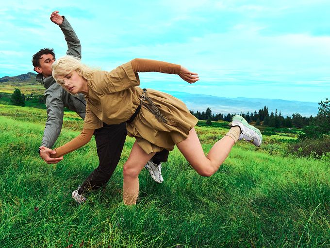 2 people playing in a field.