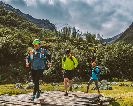 3 people running